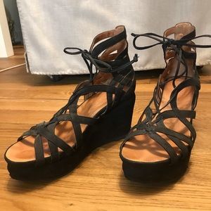Gentle Soles lace up size 8 black wedges